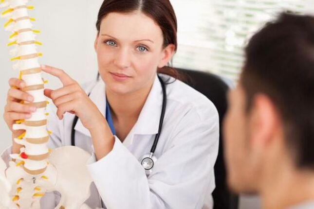 ο γιατρός δείχνει αυχενική οστεοχονδρωσία σε μακέτα