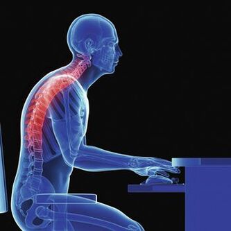 Η καθιστική εργασία στον υπολογιστή είναι γεμάτη με την εμφάνιση πόνου στην πλάτη