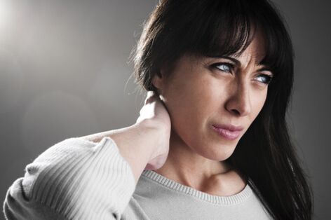 Μια γυναίκα έχει halsosteochondrosis