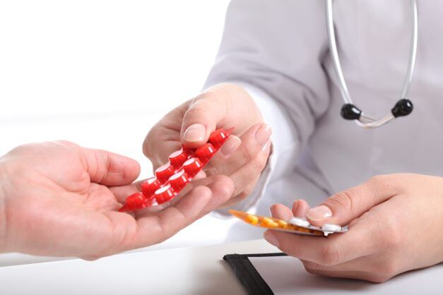 Ο γιατρός δίνει χάπια για τη θεραπεία της οστεοχονδρωσίας